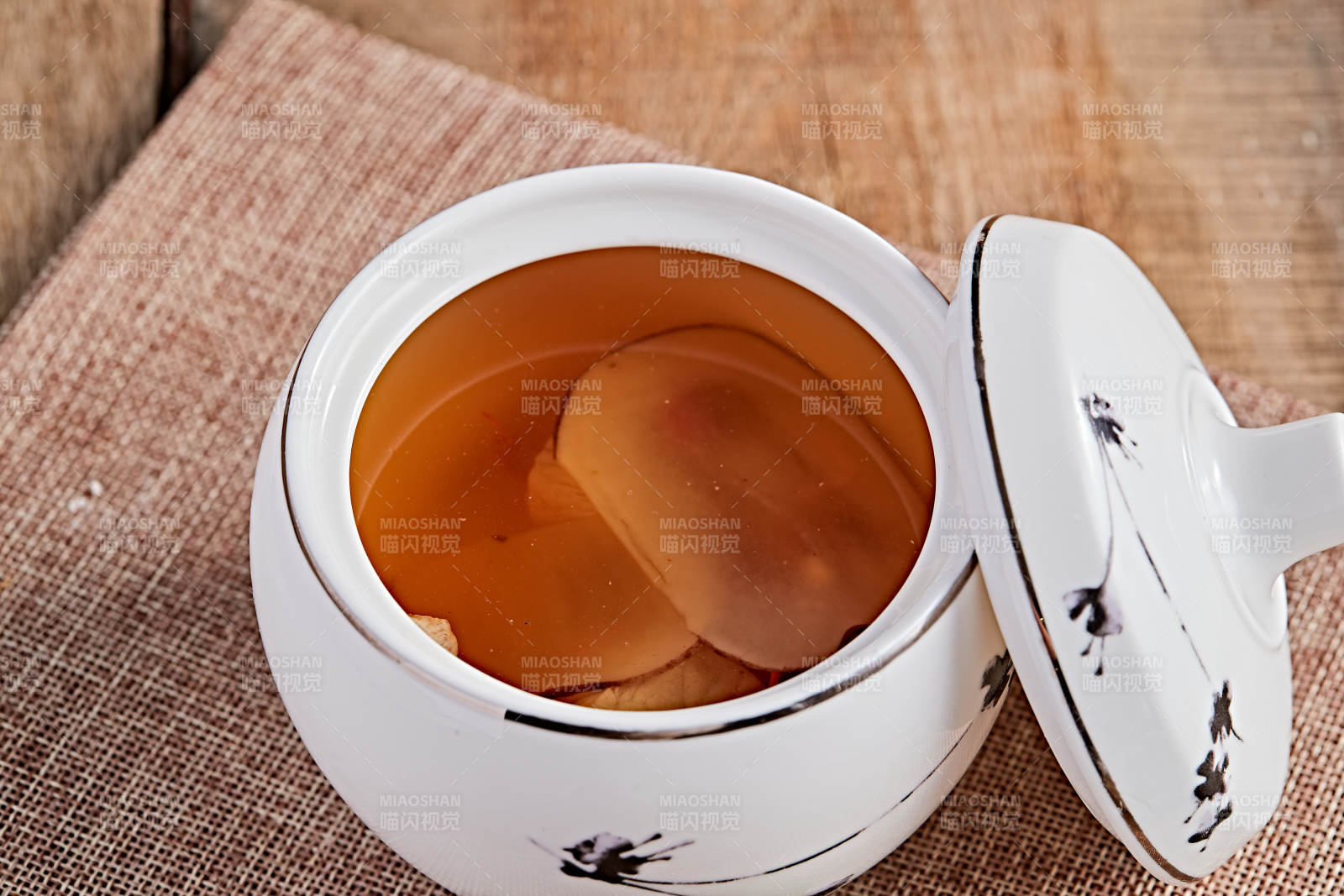 白色瓷汤盅装的木薯党参虫草花炖老鸭汤图片