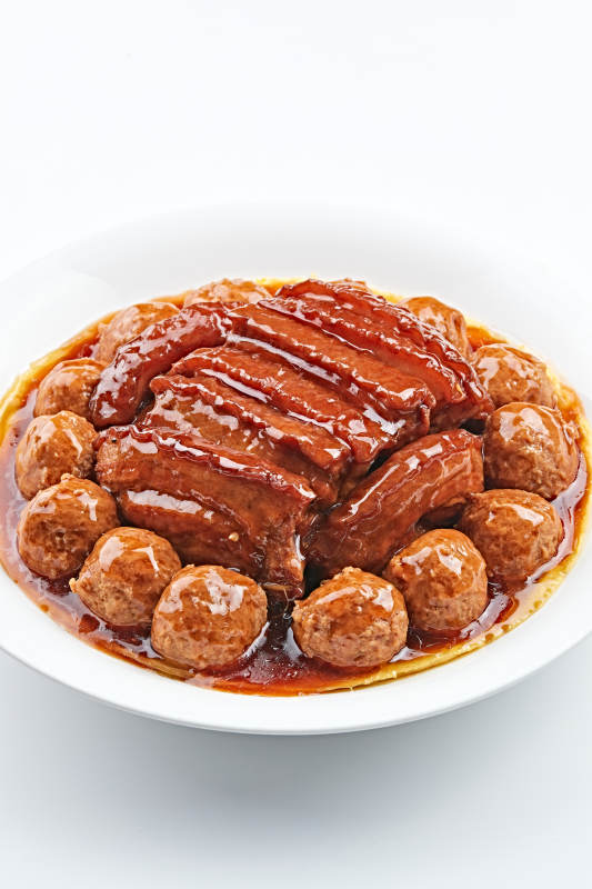 白色瓷盘装双喜卤味扣肉丸图片
