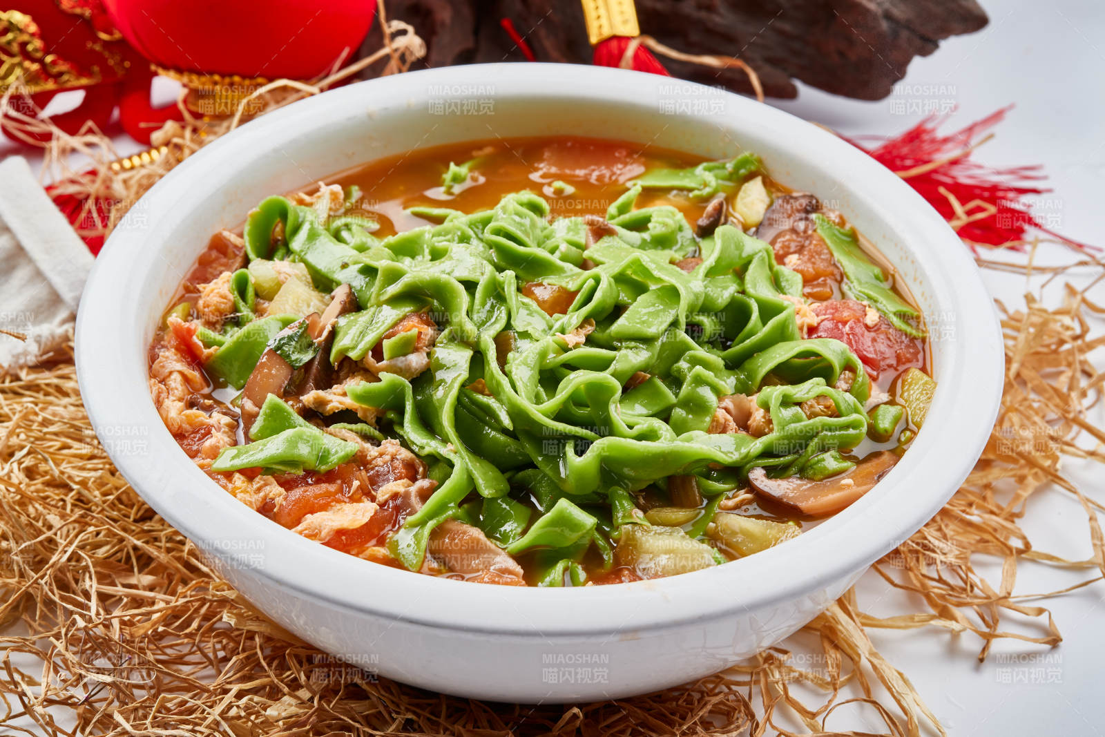 精美瓷餐具装的腊肉菠菜面图片