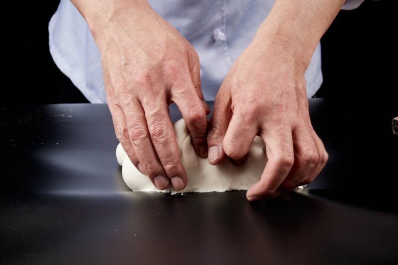 技艺精湛的山西刀削面师在展示刀削面制作图片