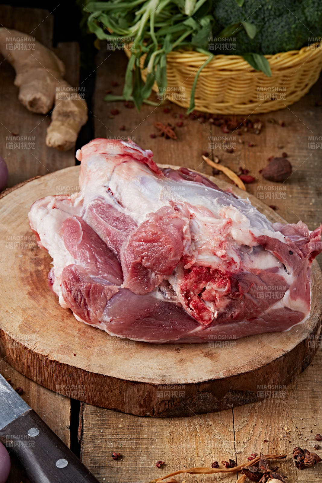 白色背景下的生鲜猪肘子图片