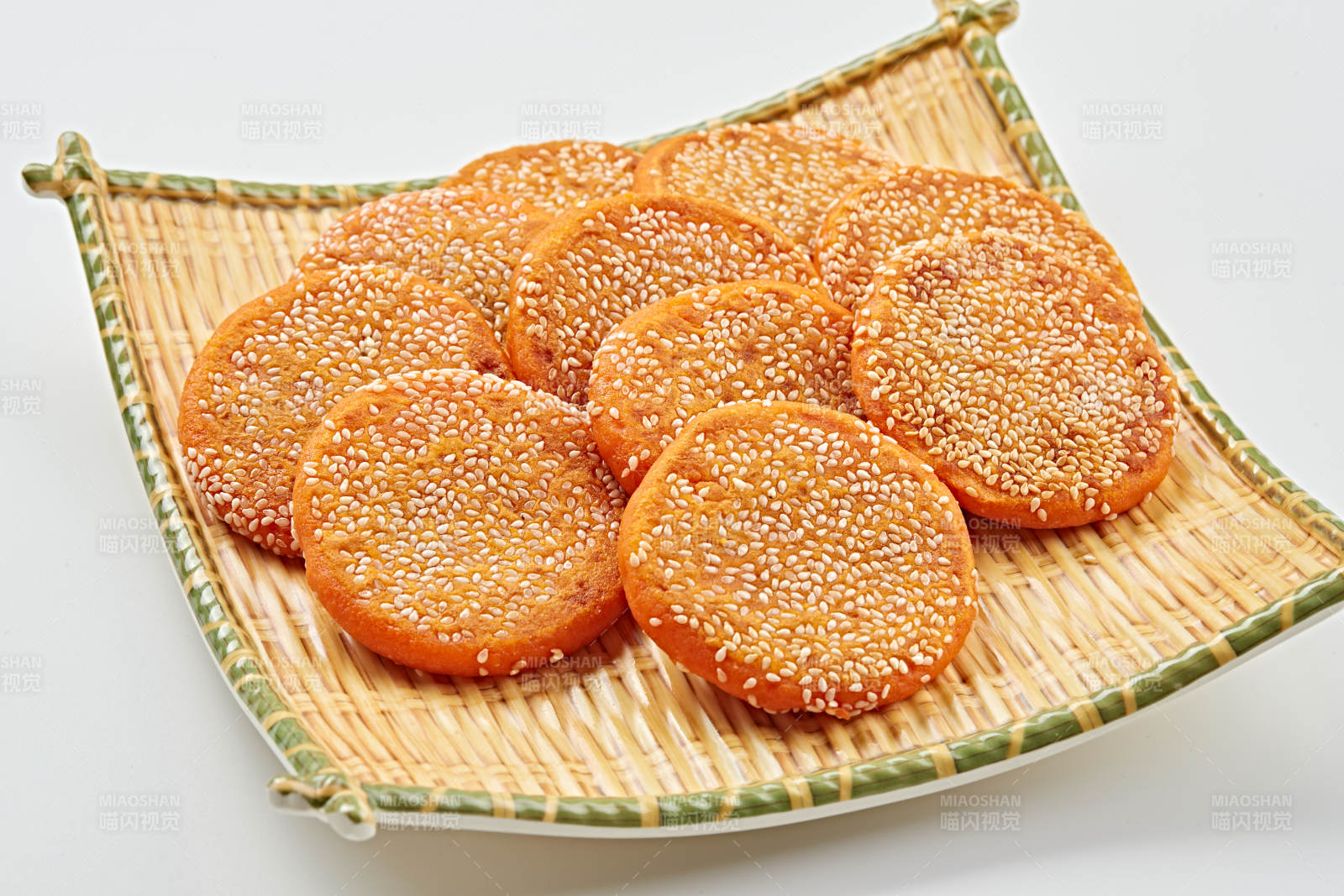 精美餐具装的手工豆沙南瓜饼图片