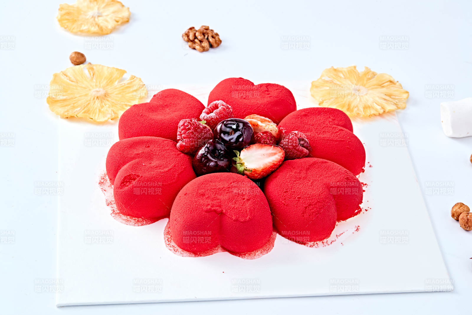 鲜水果抹茶心形奶油慕斯蛋糕图片