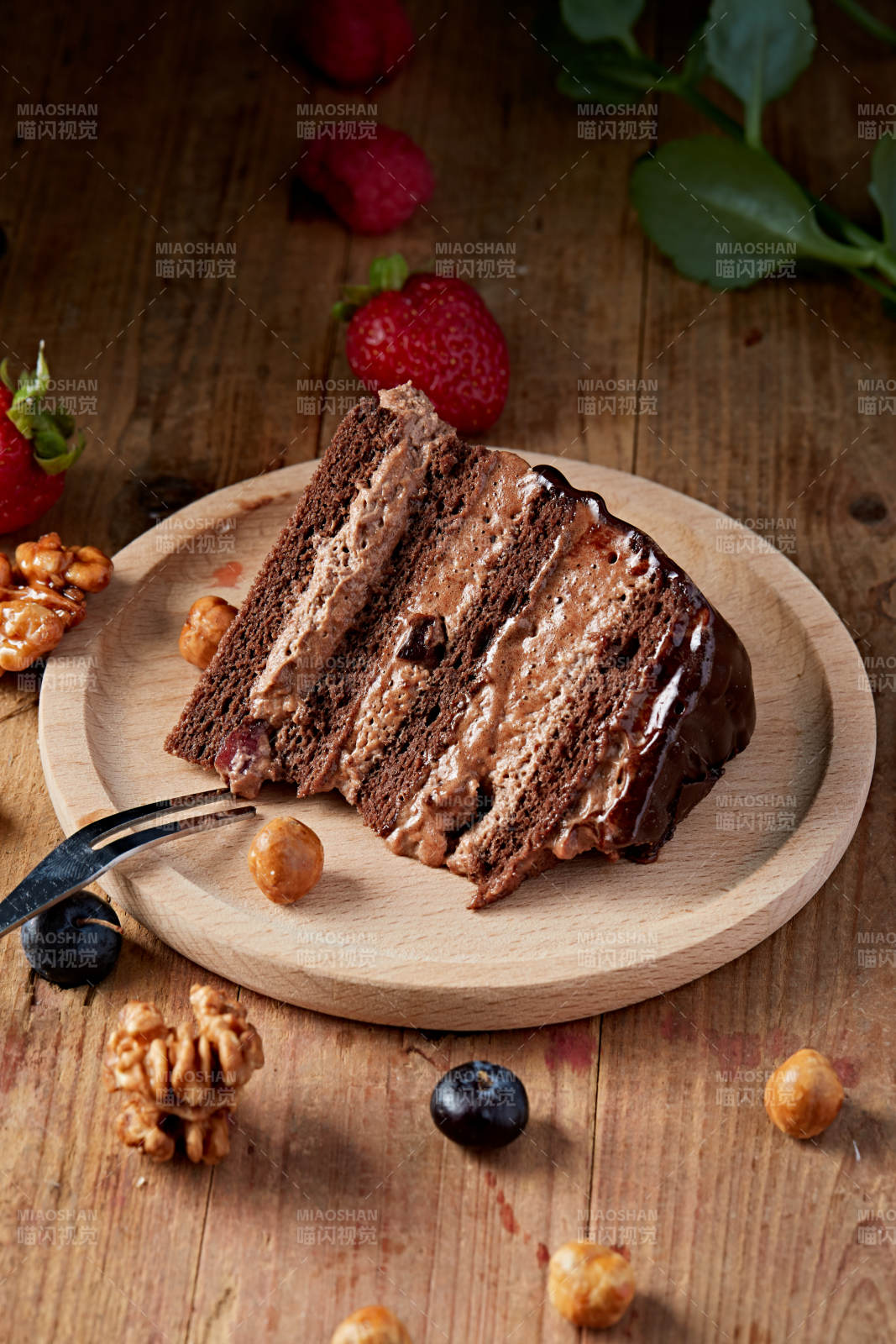 蓝莓草莓车厘子巧克力鲜奶慕斯生日蛋糕图片