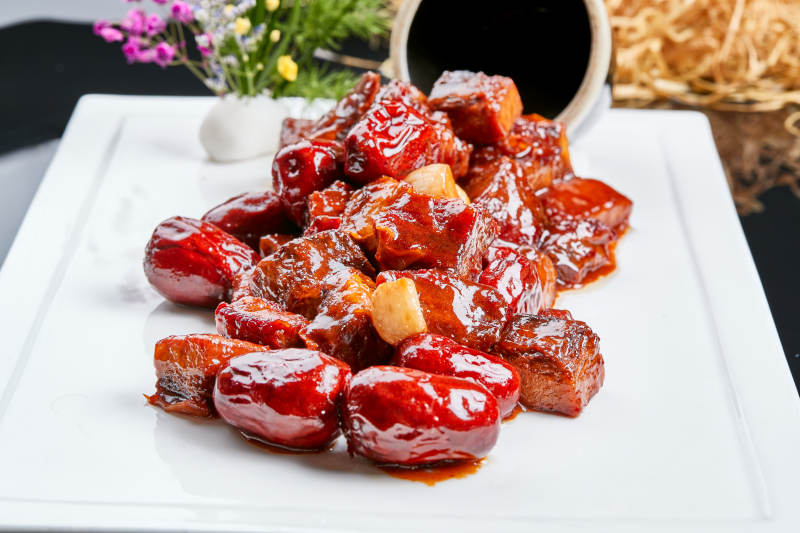 白色瓷盘装的红烧蜜汁红枣牛仔骨图片