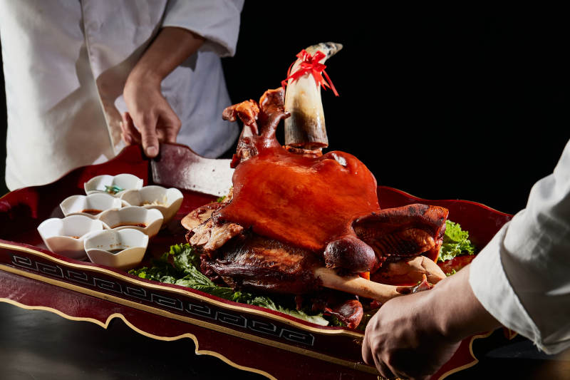 草原蒙餐卤味半只黄牛头图片