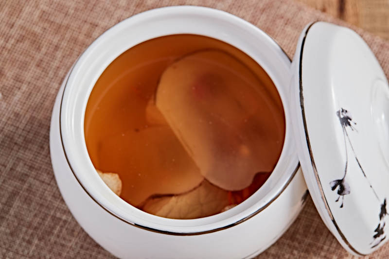 白色瓷汤盅装的木薯党参虫草花炖老鸭汤图片