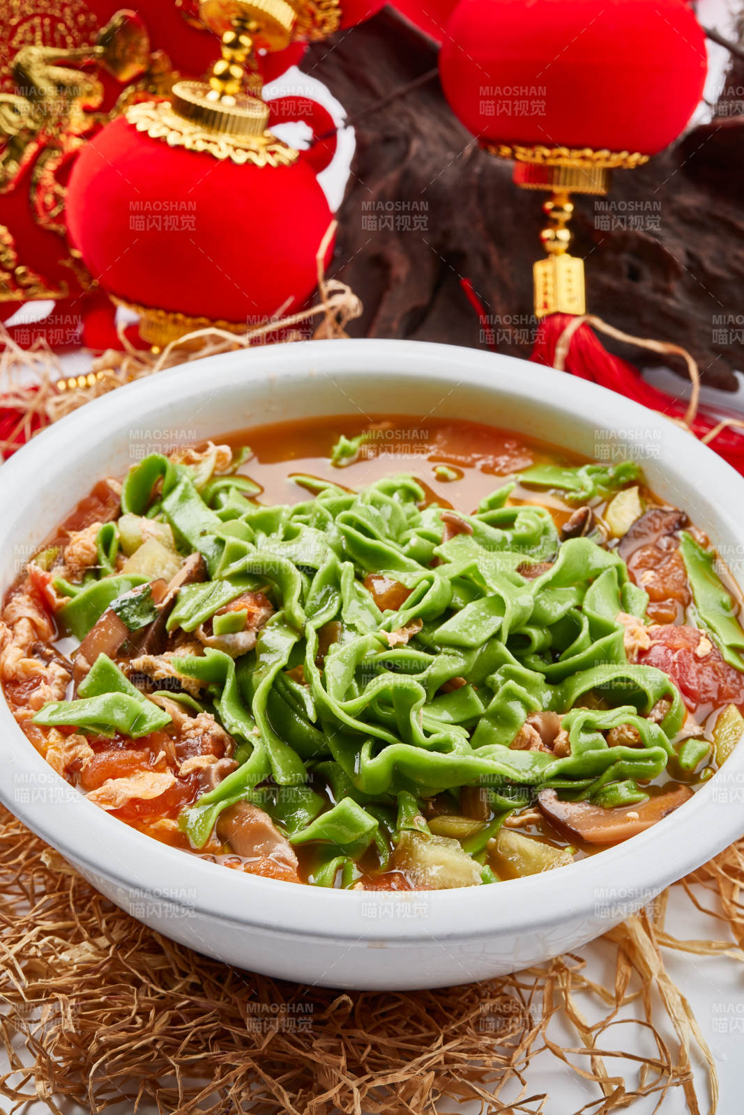 精美瓷餐具装的腊肉菠菜面图片