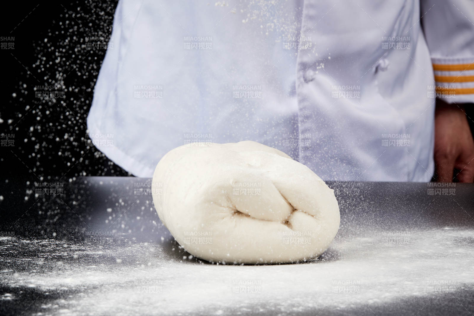 技艺精湛的山西刀削面师在展示刀削面制作图片