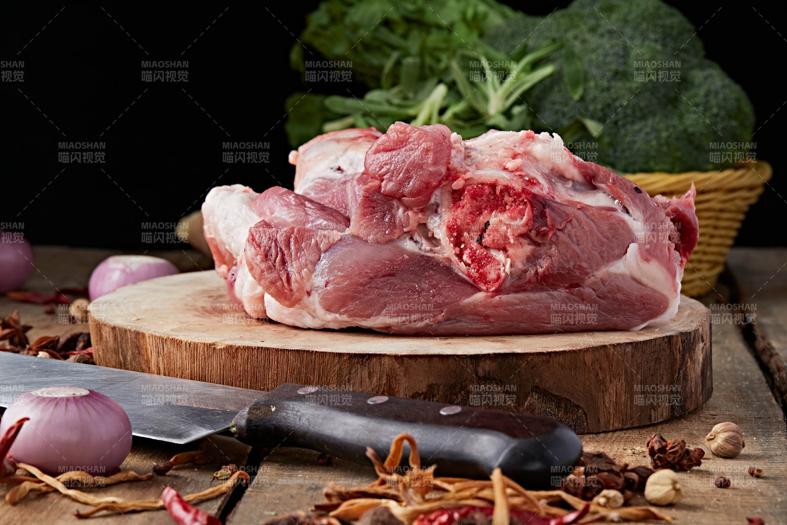 白色背景下的生鲜猪肘子图片