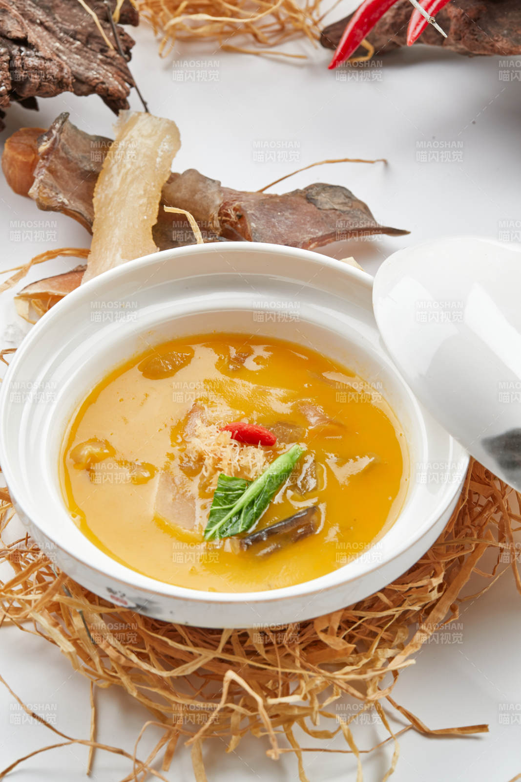白色瓷碗装的燕鲍翅浓汤四宝图片