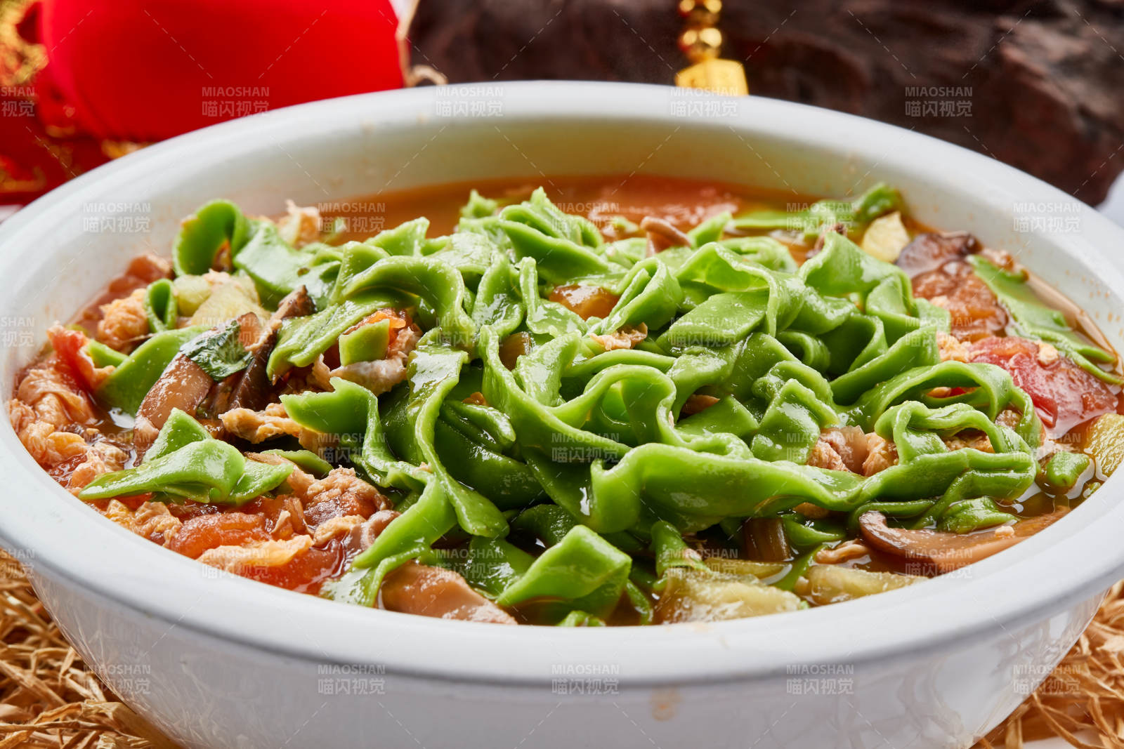 精美瓷餐具装的腊肉菠菜面图片