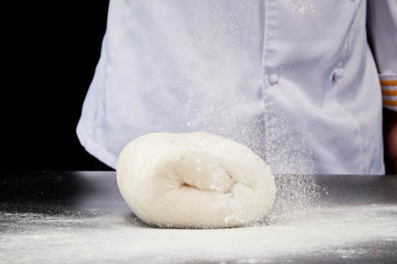 技艺精湛的山西刀削面师在展示刀削面制作图片