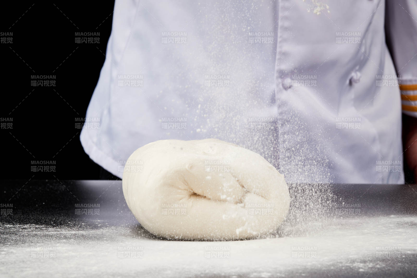 技艺精湛的山西刀削面师在展示刀削面制作图片