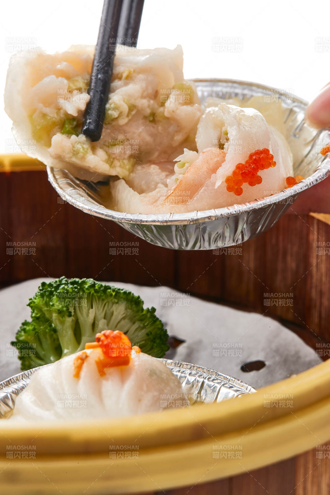 白色背景下精美竹笼屉装的港式茶餐蒸虾饺图片