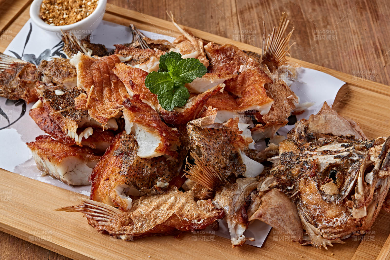 手撕炭烤桂鱼图片