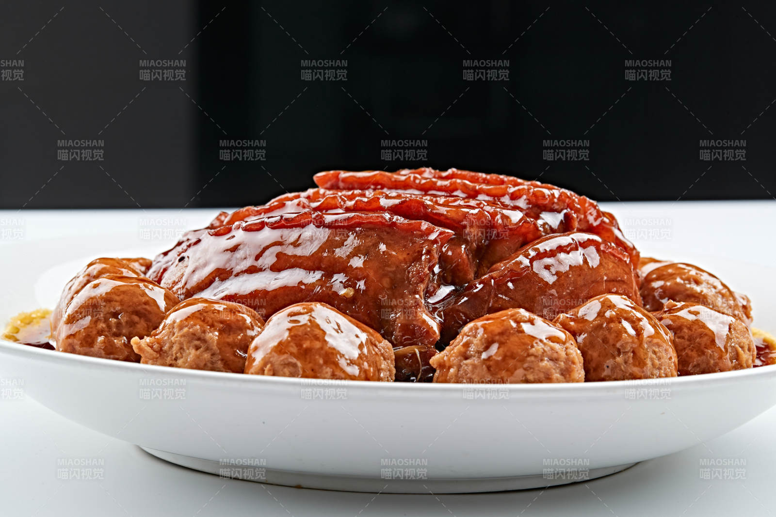 白色瓷盘装双喜卤味扣肉丸图片