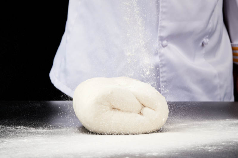 技艺精湛的山西刀削面师在展示刀削面制作图片