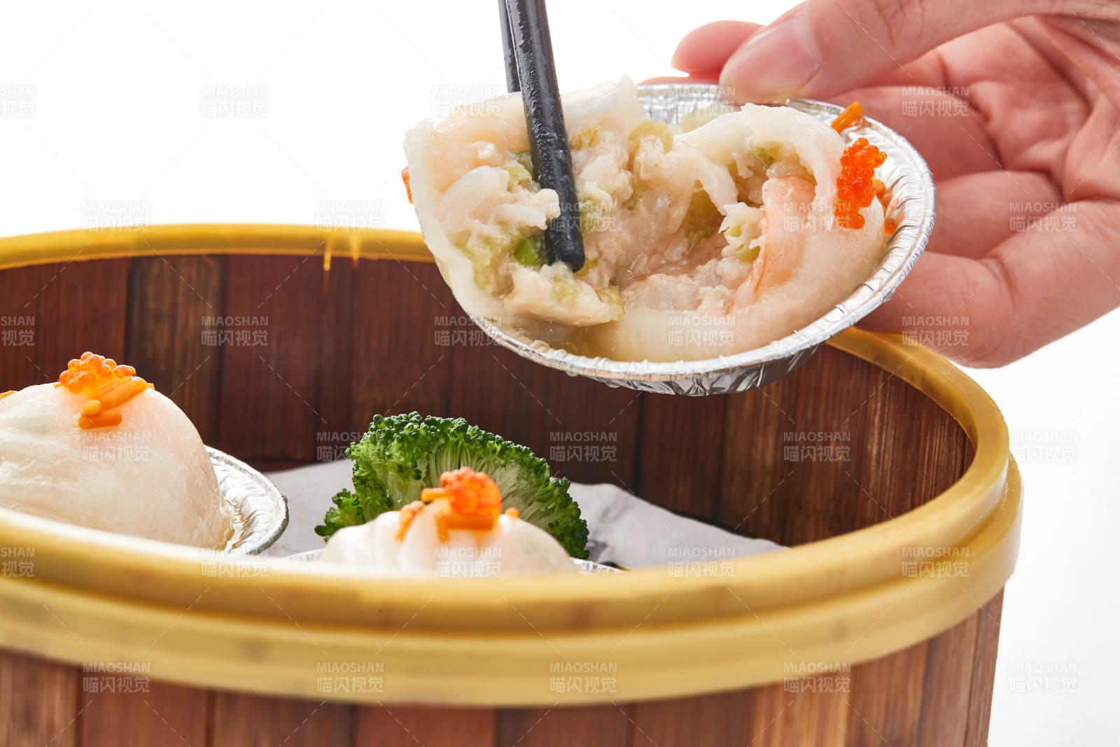 白色背景下精美竹笼屉装的港式茶餐蒸虾饺图片