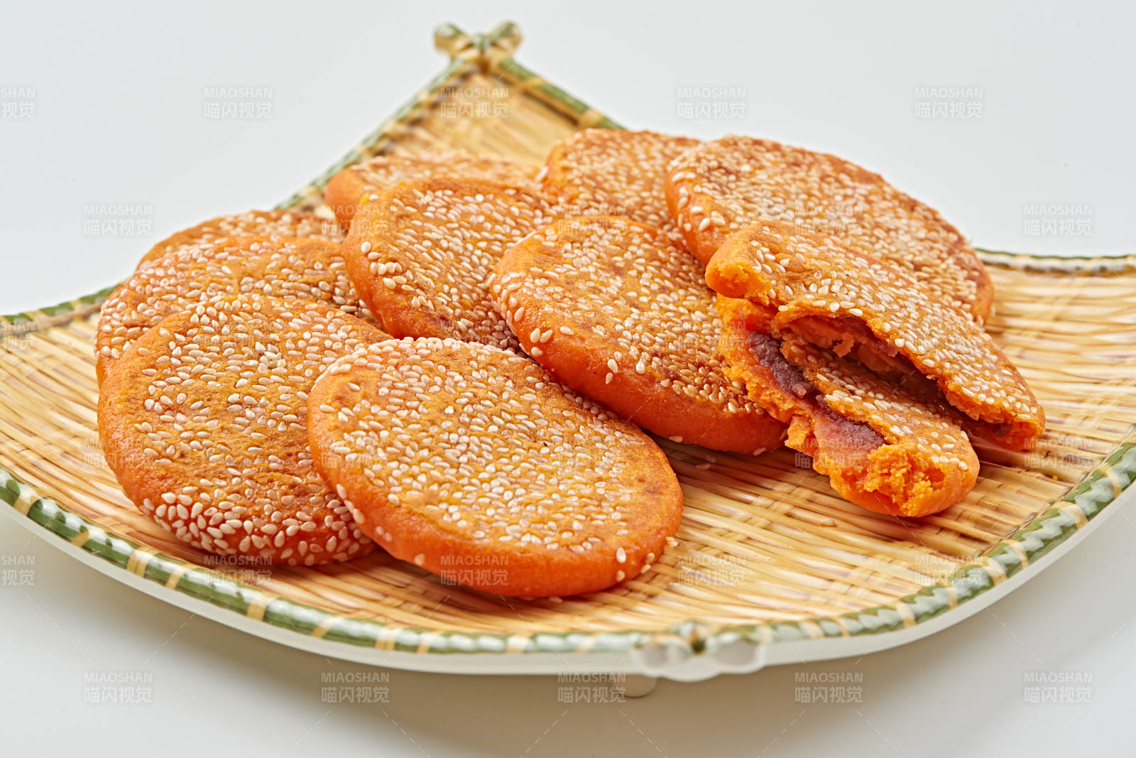 精美餐具装的手工豆沙南瓜饼图片