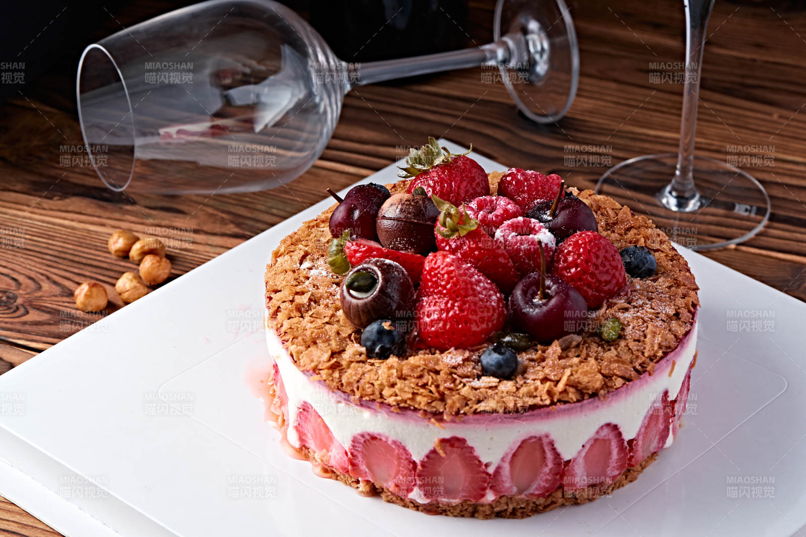 鲜水果点缀的鲜奶慕斯草莓烤坚果生日蛋糕图片