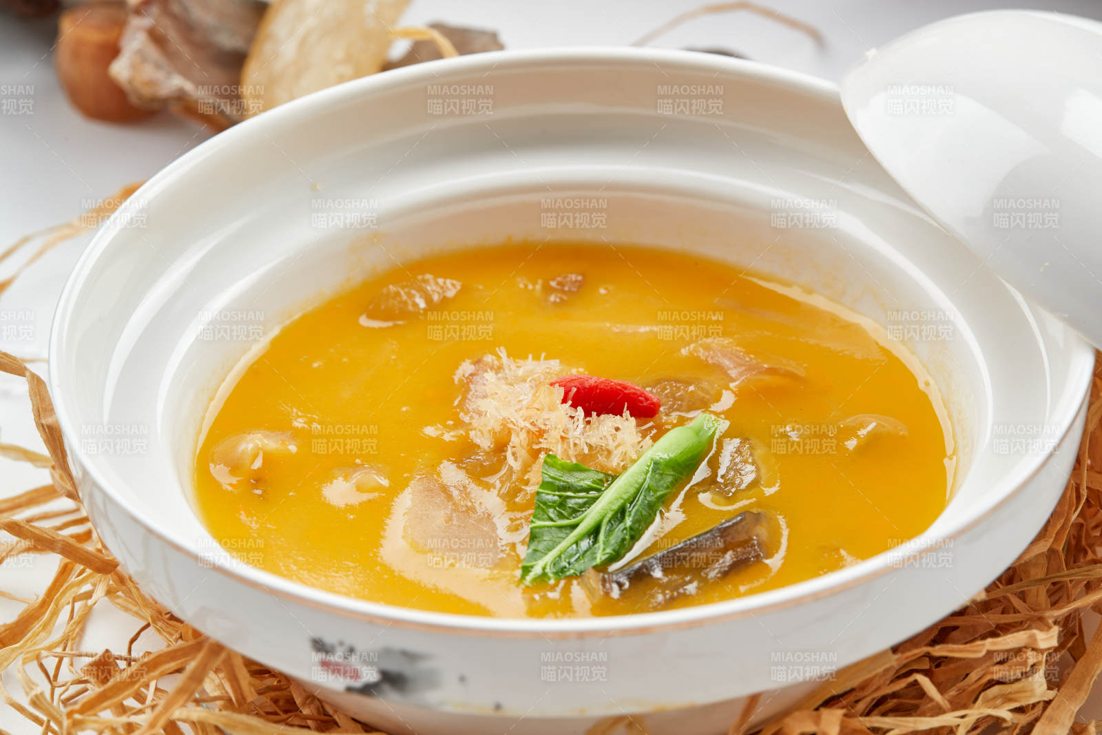 白色瓷碗装的燕鲍翅浓汤四宝图片