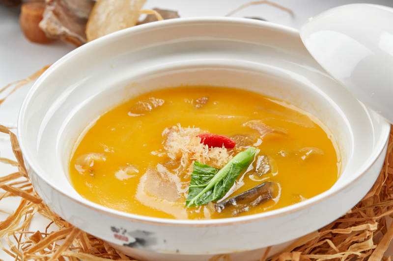 白色瓷碗装的燕鲍翅浓汤四宝图片