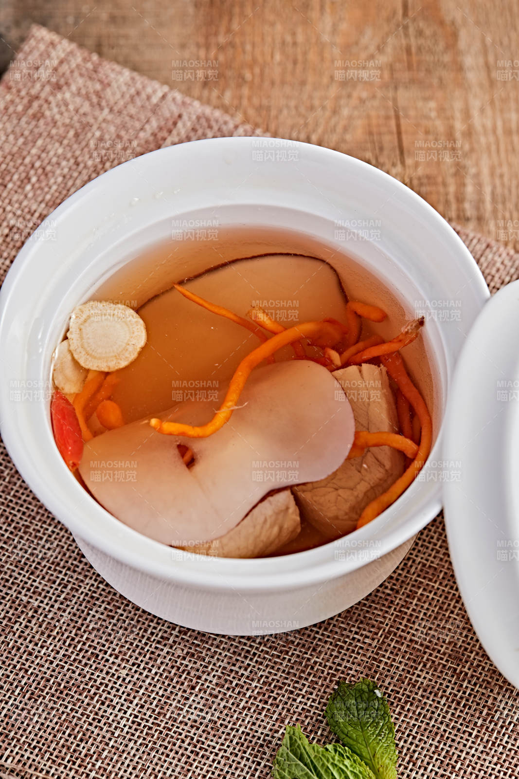 白色瓷汤盅装的木薯党参虫草花炖老鸭汤图片