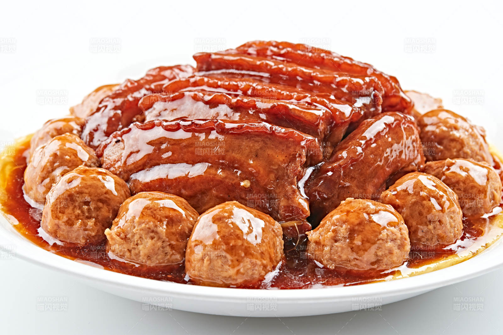 白色瓷盘装双喜卤味扣肉丸图片