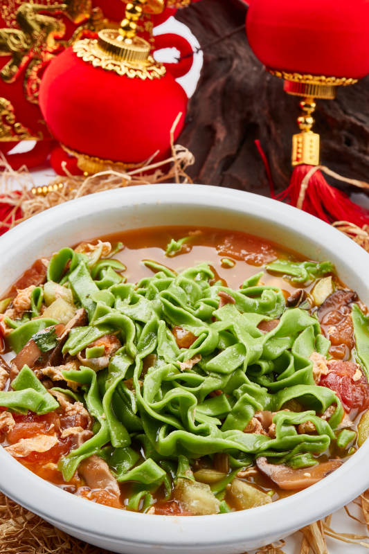 精美瓷餐具装的腊肉菠菜面图片