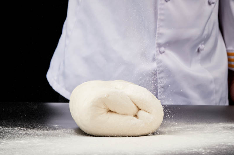 技艺精湛的山西刀削面师在展示刀削面制作图片