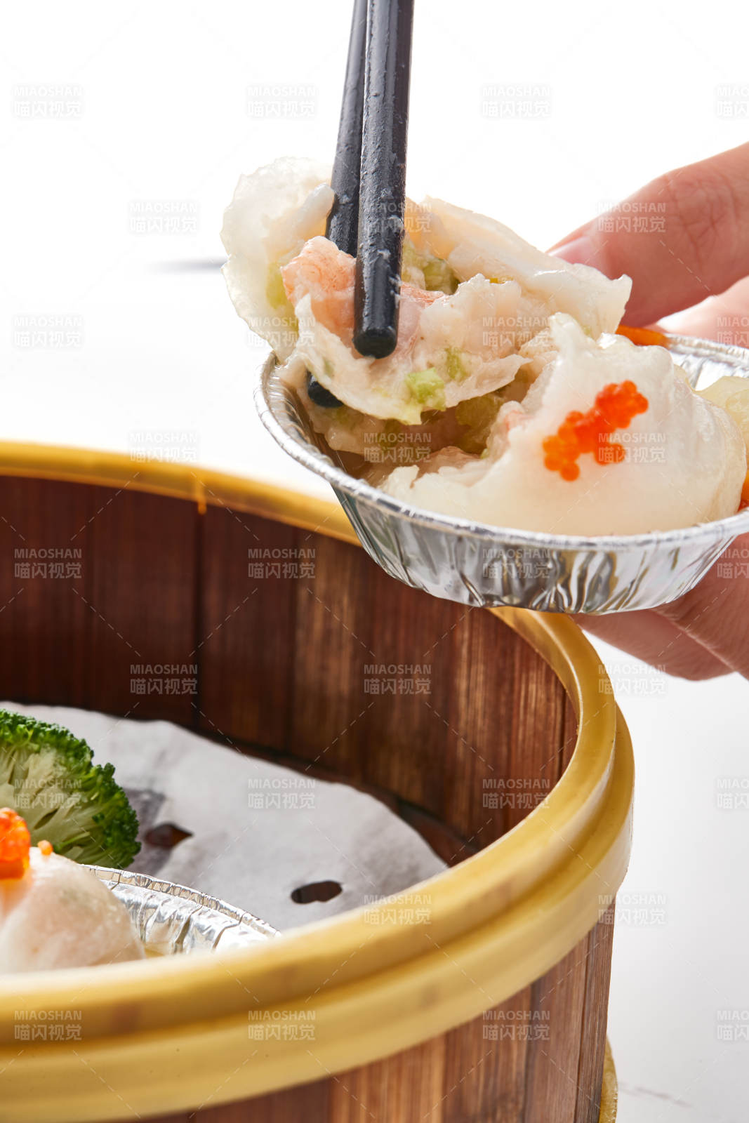 白色背景下精美竹笼屉装的港式茶餐蒸虾饺图片