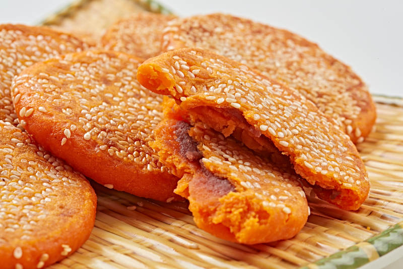 精美餐具装的手工豆沙南瓜饼图片