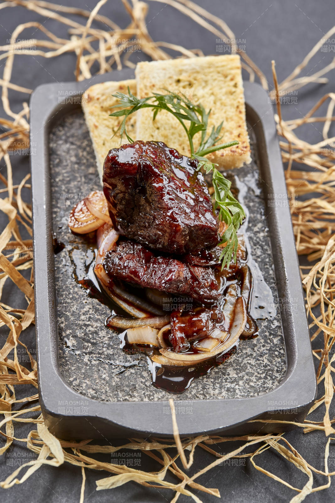 精美时尚位菜铁板蒜香和牛块图片