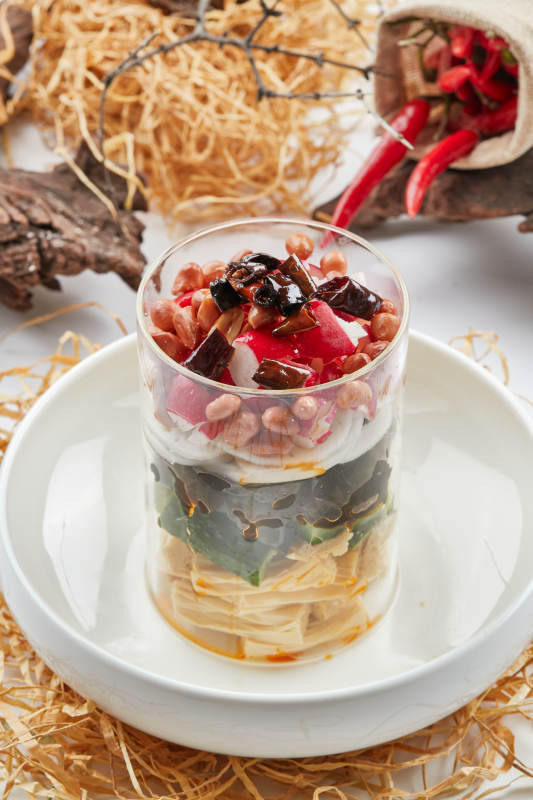 玻璃樽浇汁果仁腐竹木耳拌时蔬图片