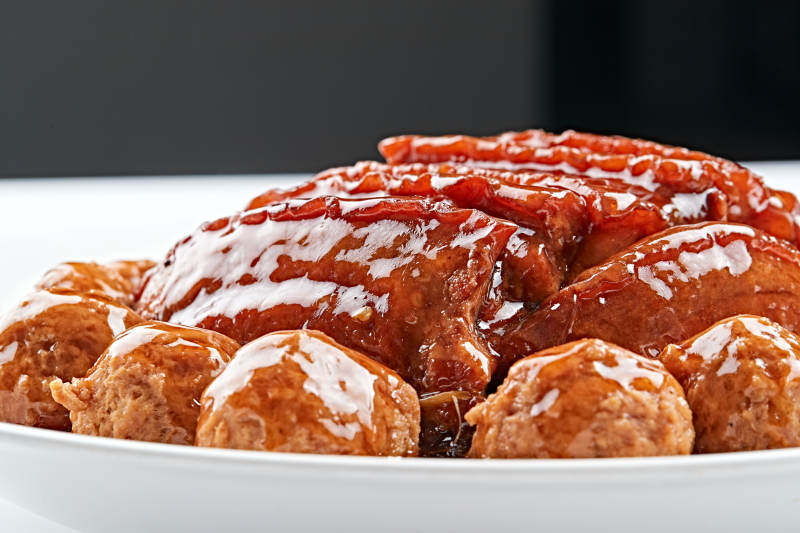 白色瓷盘装双喜卤味扣肉丸图片