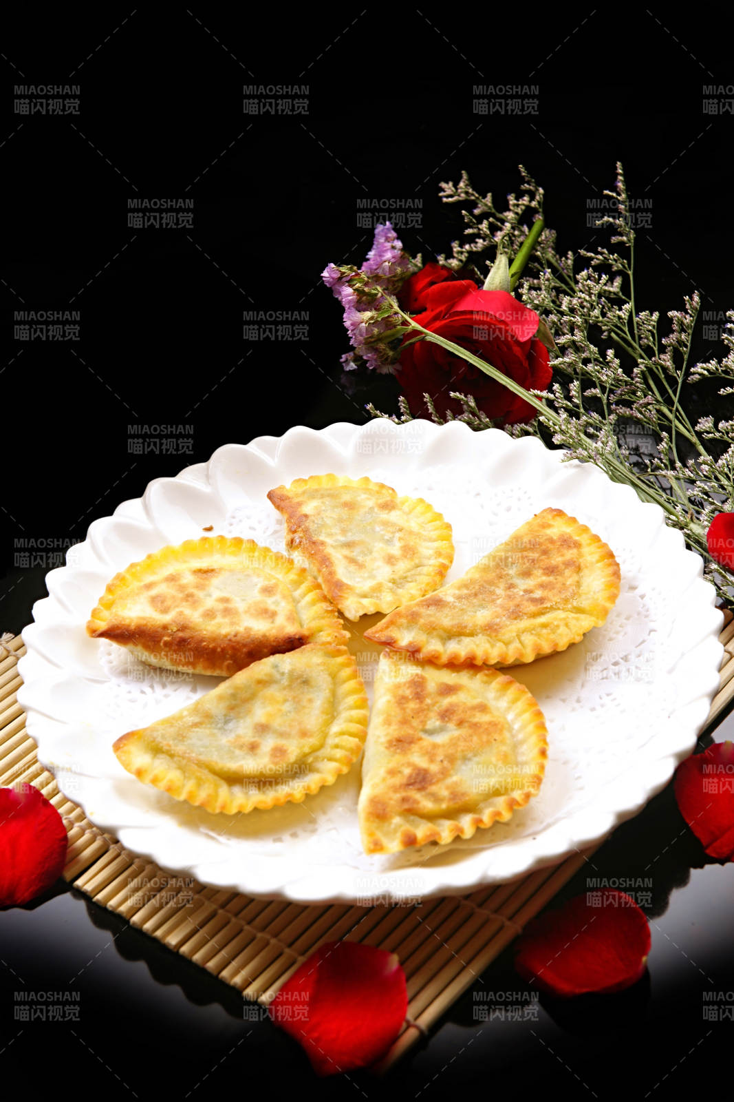 油煎韭菜鸡蛋素盒子图片