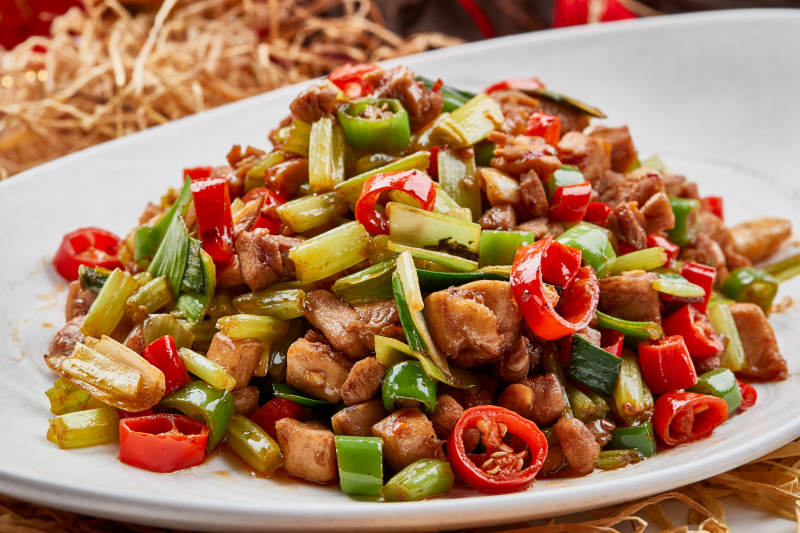 白色瓷盘装的的香辣西芹炒兔丁图片