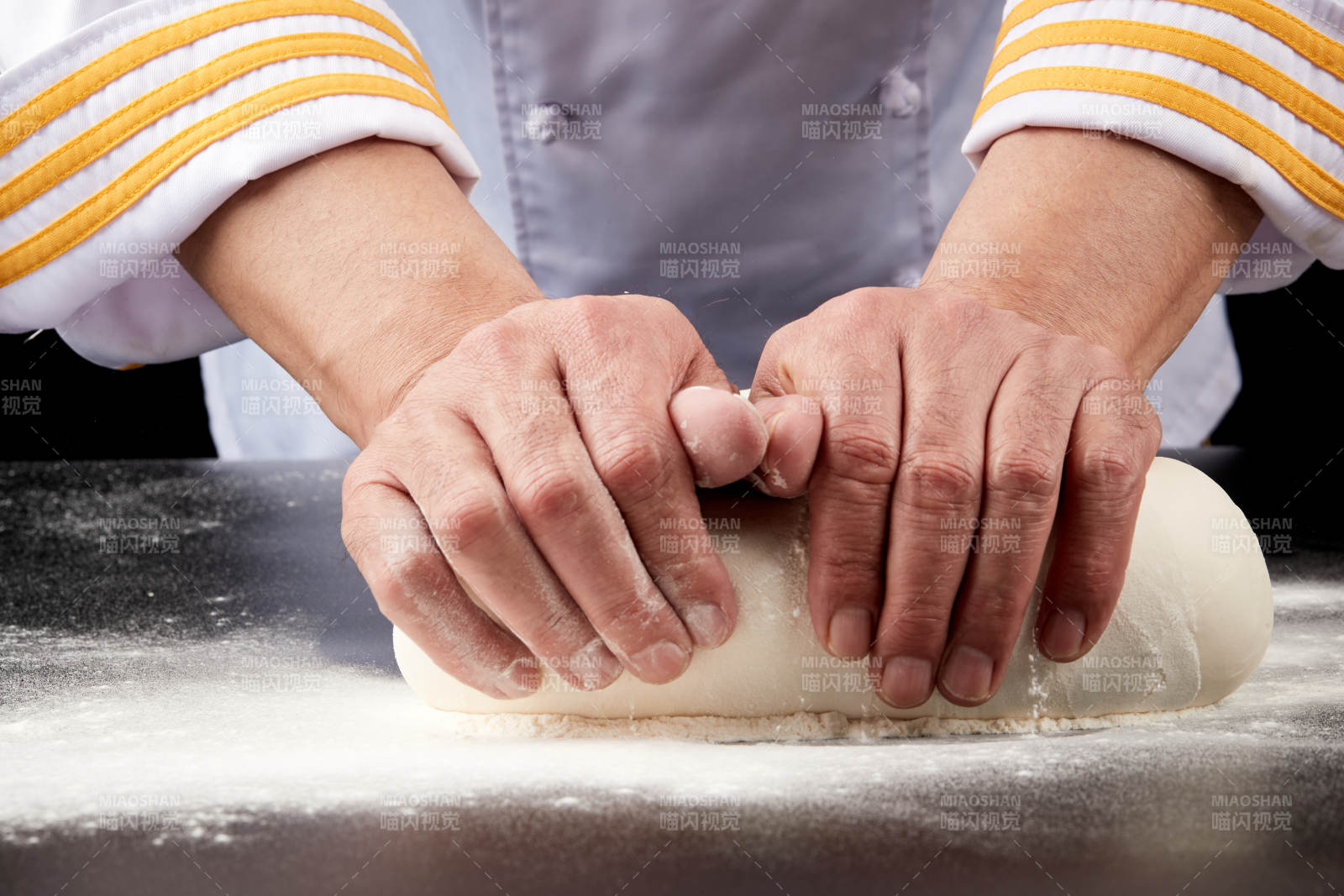 技艺精湛的山西刀削面师在展示刀削面制作图片