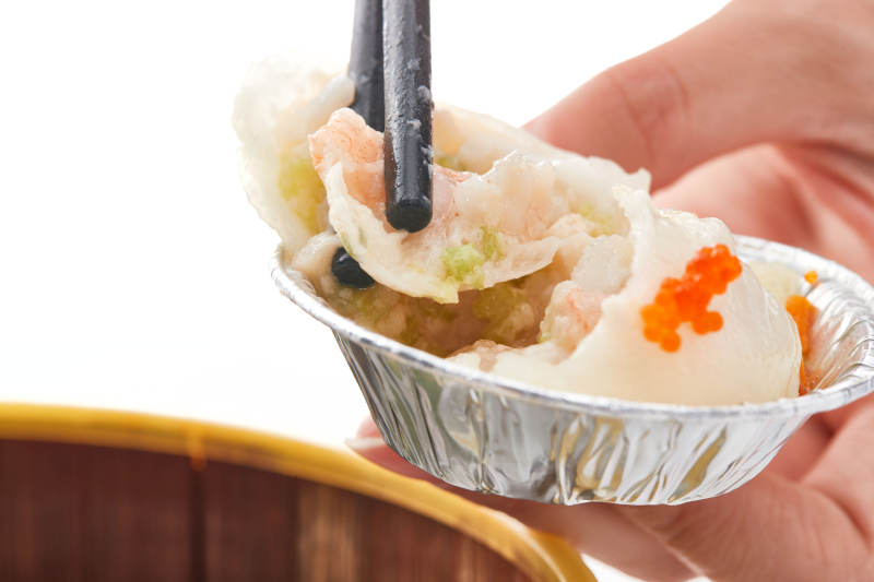 白色背景下精美竹笼屉装的港式茶餐蒸虾饺图片