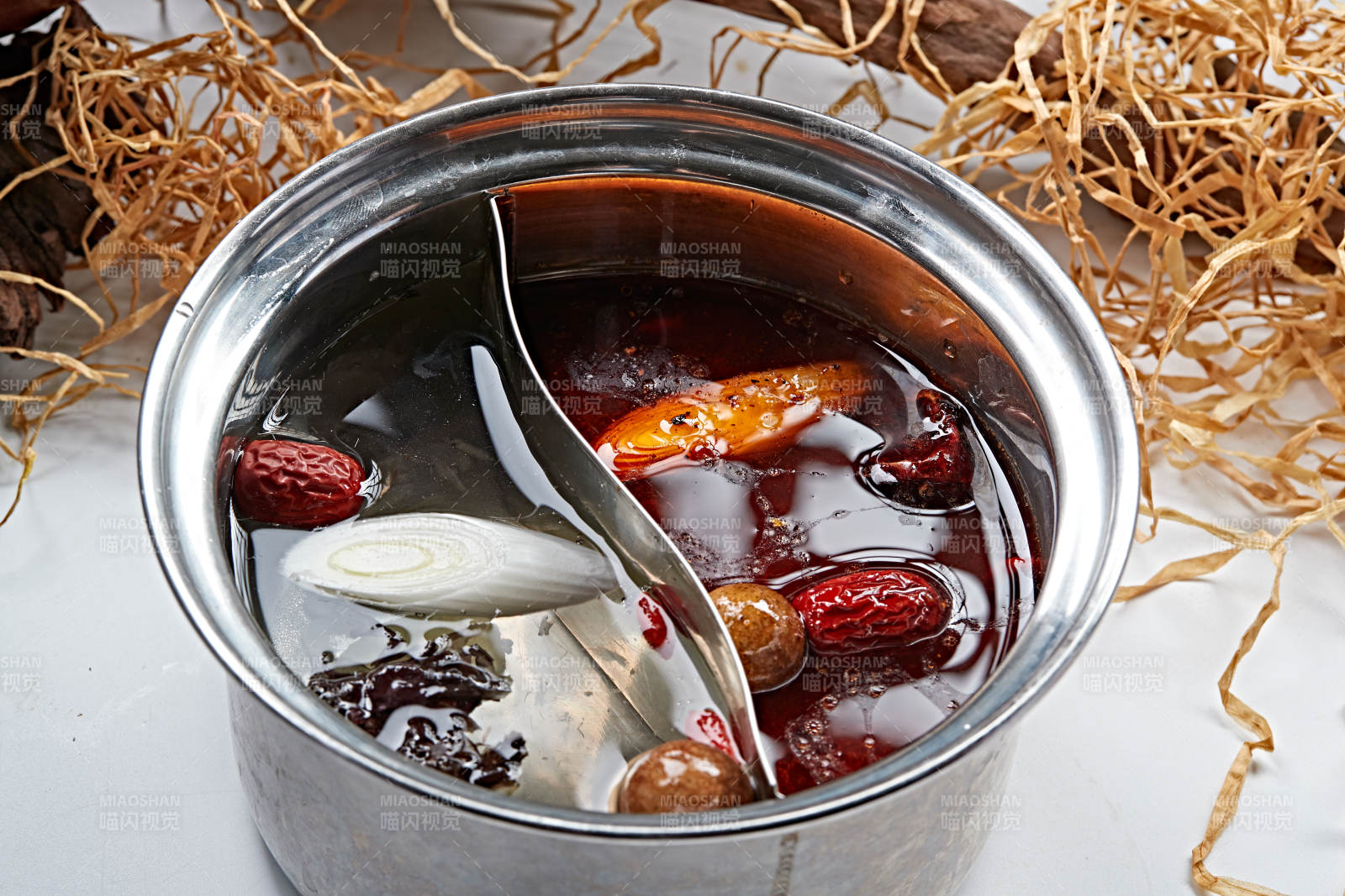 旋转自助小火锅鸳鸯汤底图片