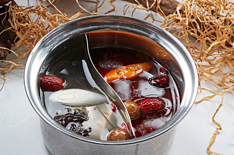 旋转自助小火锅鸳鸯汤底图片