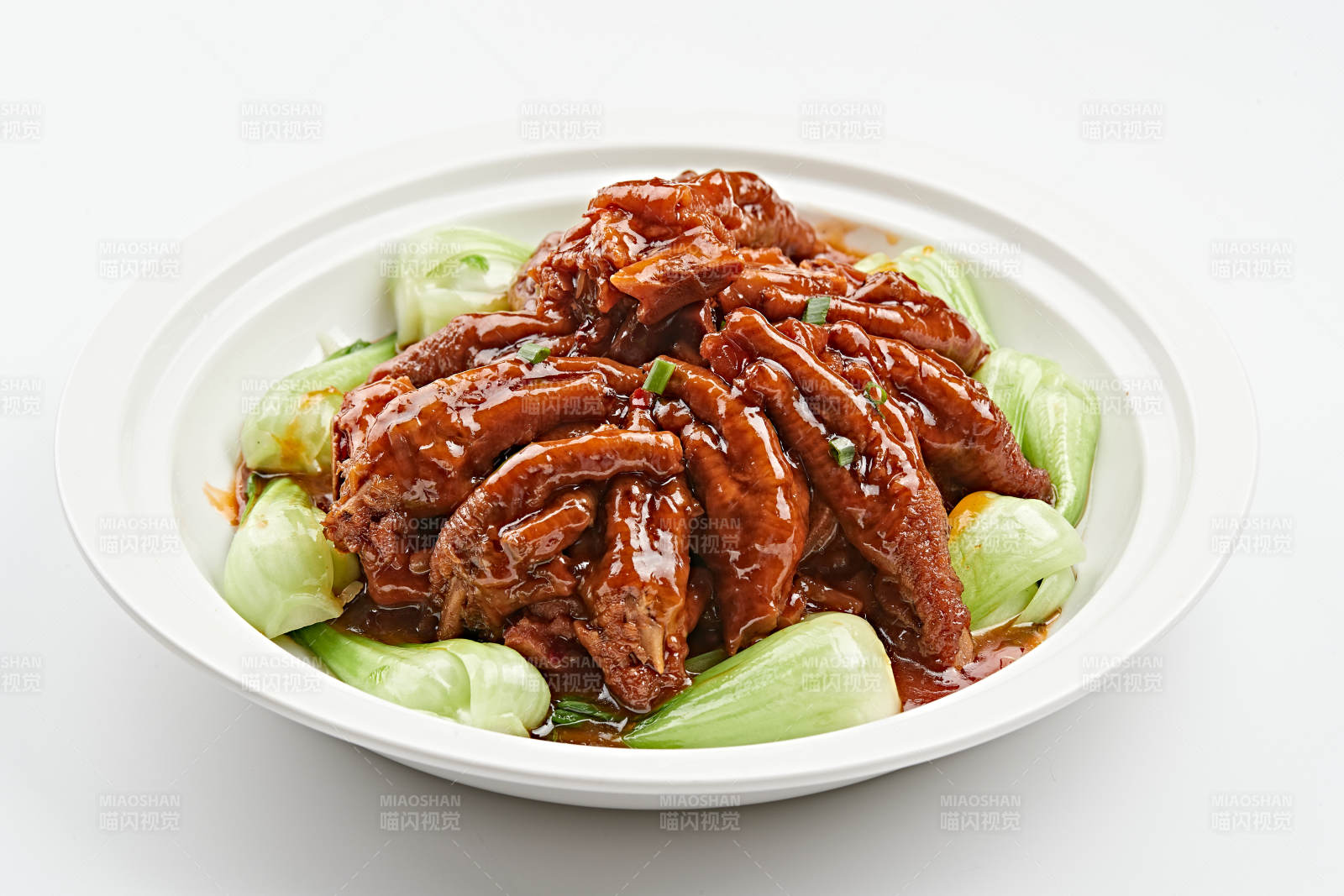白色瓷盘装的的糟卤凤爪图片