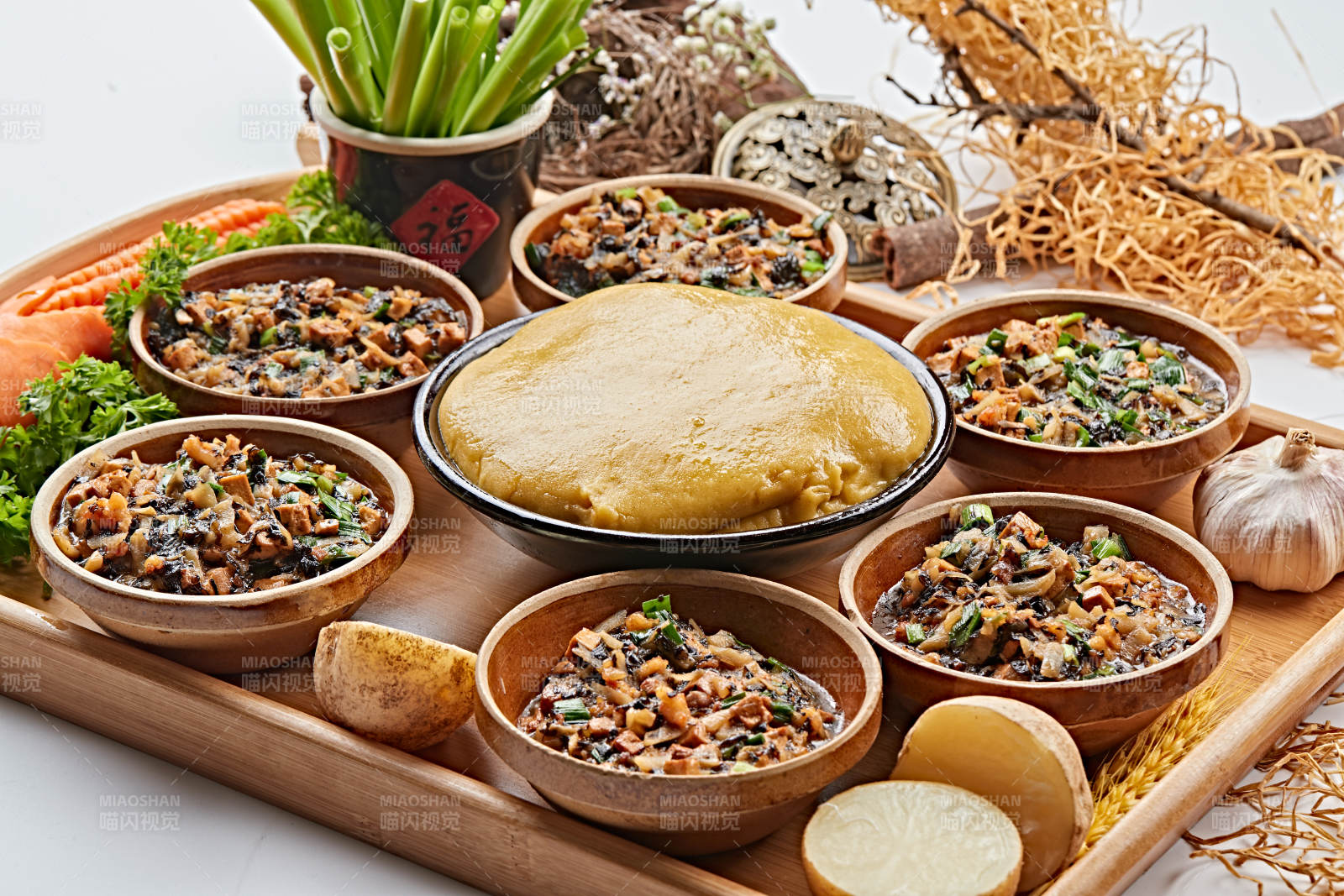 农家熬菜配实心黄面糕图片