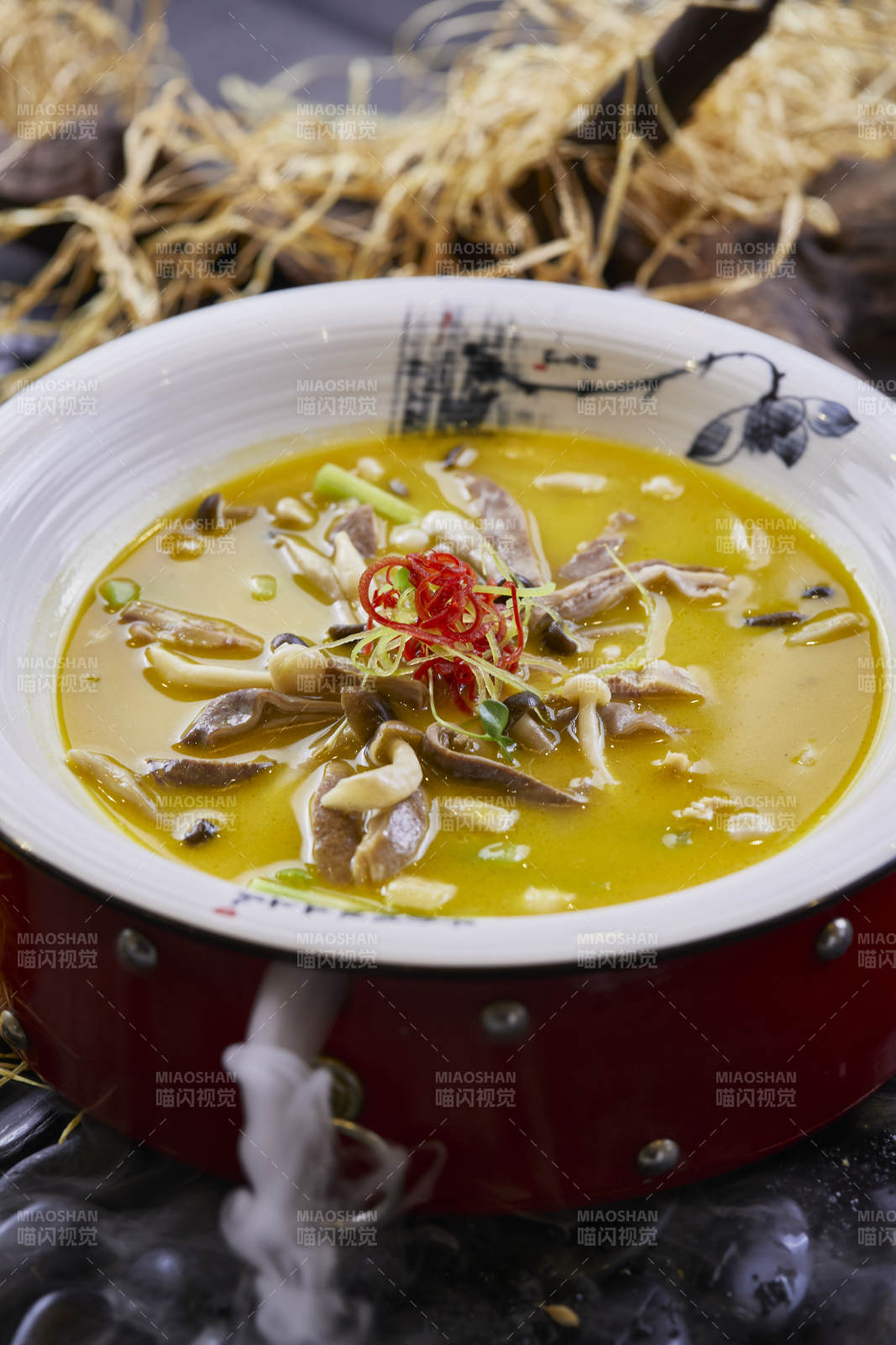 酸汤猪肚白玉菇图片