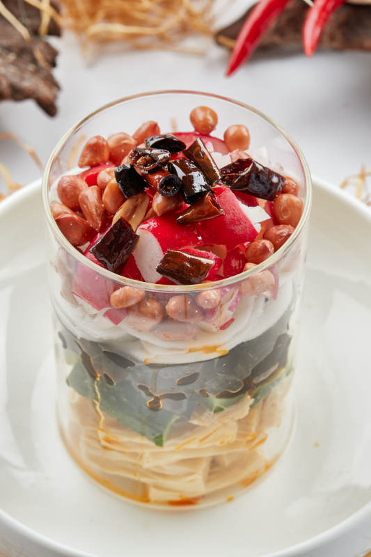 玻璃樽浇汁果仁腐竹木耳拌时蔬图片