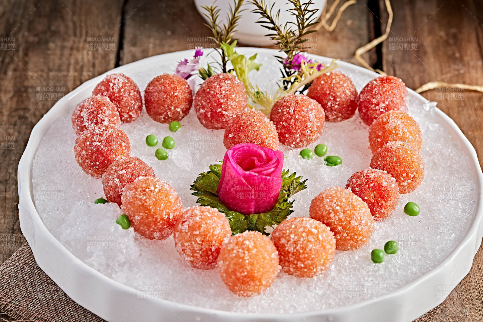 布满碎冰的餐具装的QQ糖衣冰冻圣女果图片