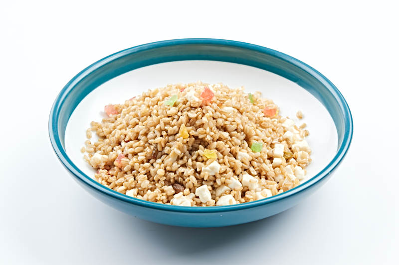 精美餐具装的粗粮燕麦米炒饭图片