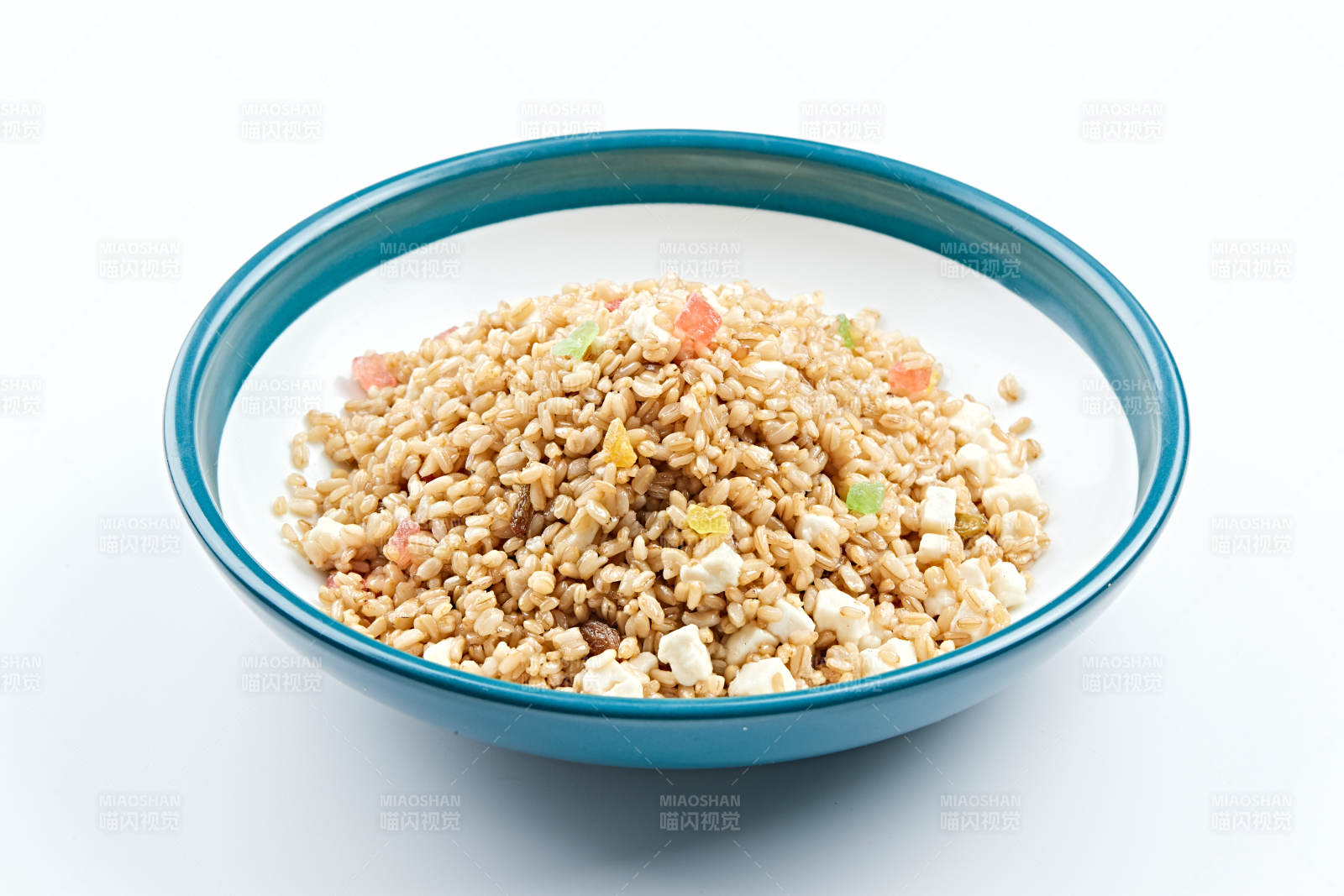 精美餐具装的粗粮燕麦米炒饭图片