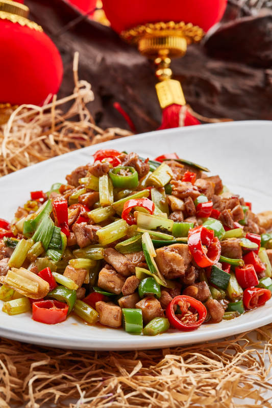 白色瓷盘装的的香辣西芹炒兔丁图片